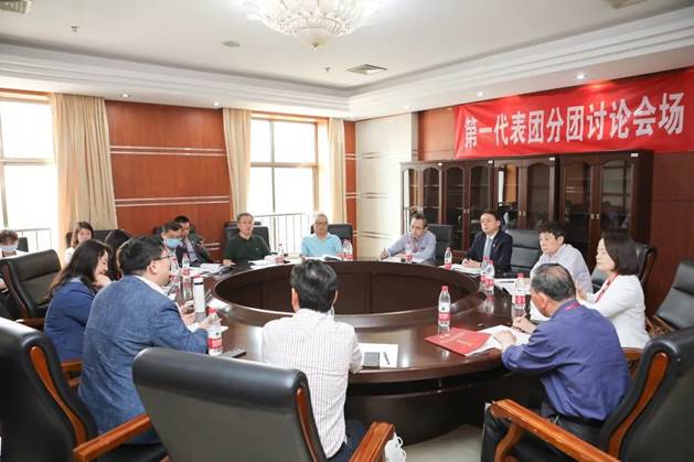 球盟会教代会代表在公司第七届教职工代表大会暨第十三届工会会员代表大会第五次会议上建言献策